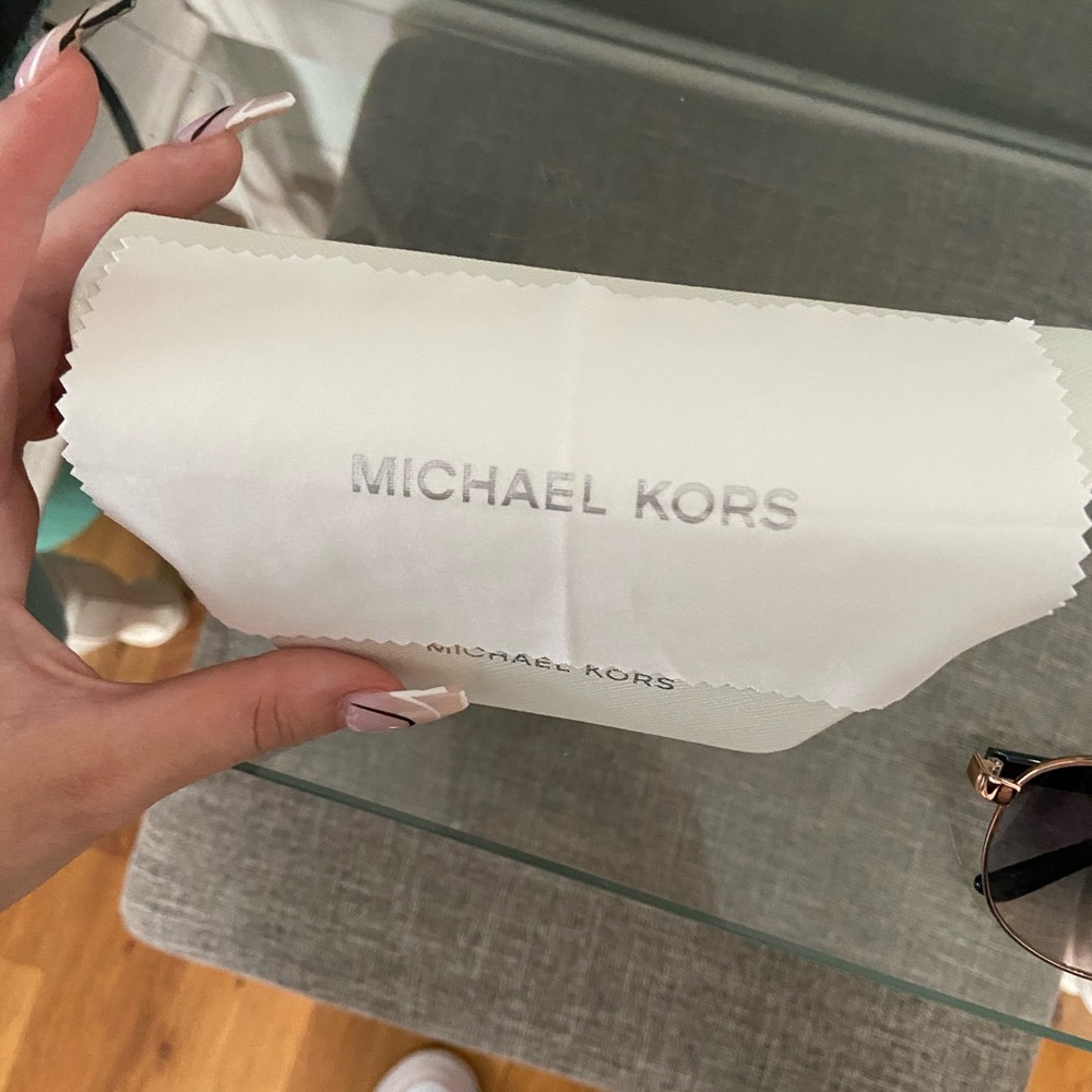 Michael Kors Aviator Sunglasses Rose Gold Frames - Picture 4 of 4